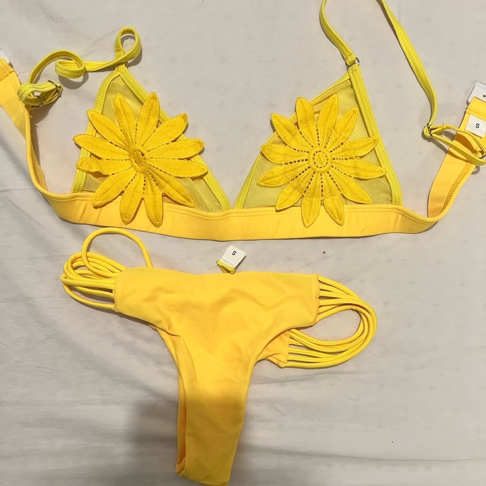 Yellow bikini - Picture 1 of 2